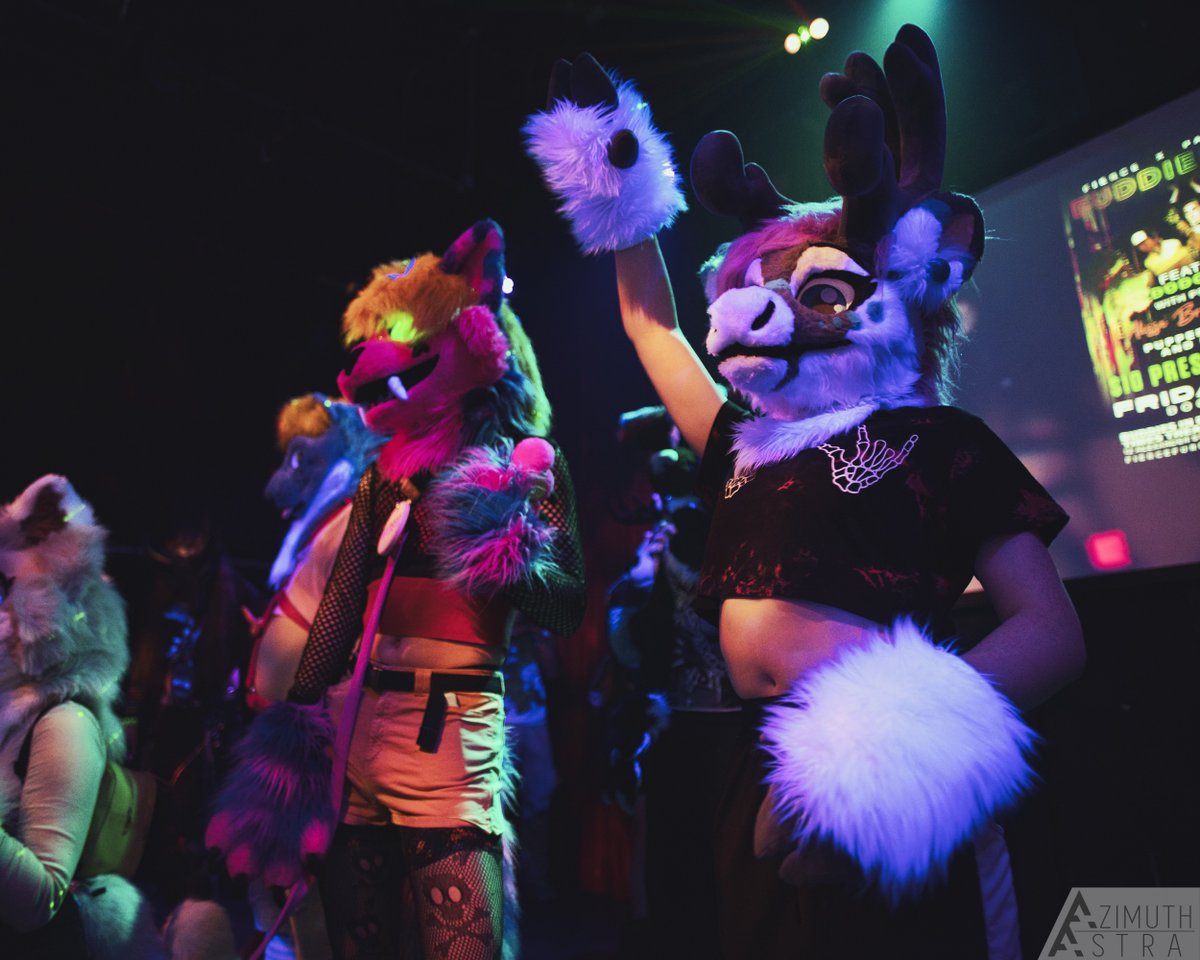 Five events in, and the venue is completely sold out! What an amazing turn out at @FierceFurriesTO. I can't wait to see everybody back in June for the next one 💙 📂📸:flic.kr/s/aHBqjBkPKa 🐾:furtrack.com/user/AzimuthAs…