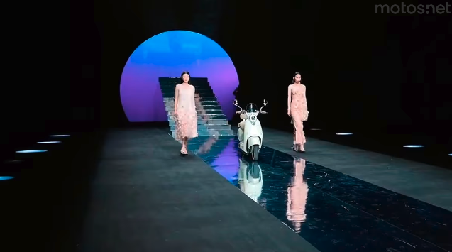 motosnet's tweet photo. #Yadea rompe moldes en la Semana de la Moda de China con su primer scooter eléctrico autónomo.🛵 Tecnología y diseño se unen en la pasarela. ✨
https://t.co/dUmz3FbpK5 https://t.co/gvSkN27g6E