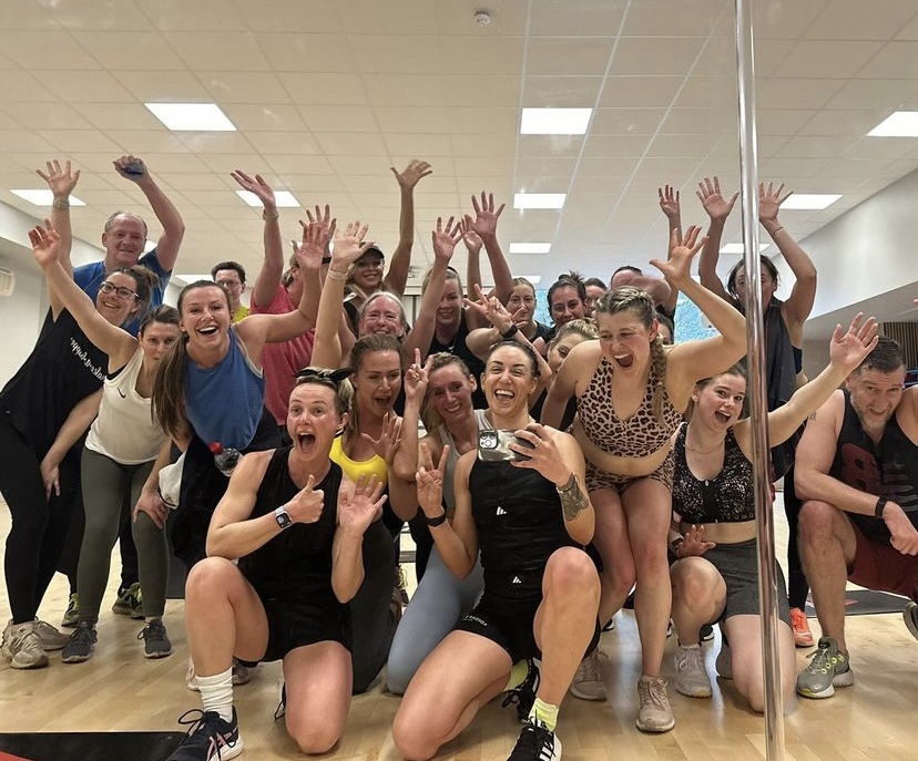 Loving the energy in this photo! 💥🙌 🌈 Why choose group exercise? ✨ Surround yourself with like-minded individuals! ✨ Stay committed and make fitness a fun habit! ✨ Explore different workouts led by expert instructors. ✨ Form friendships while breaking a sweat!