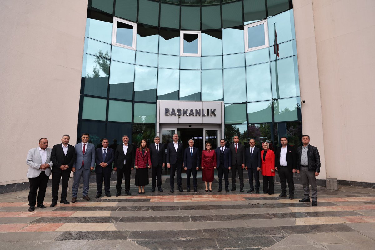 AK Parti Grup Başkan Vekilimiz @abdulhamitgul, Gaziantep Milletvekillerimiz @BBozgeyik_27, @deryabakbak27, @irfancelikaslan, @EyupOzkececi ve Büyükşehir Belediye Başkanımız @FatmaSahin'i ağırladık. Değerli misafirlerime tebrik ziyaretleri için teşekkür ediyorum. #Şahinbey…