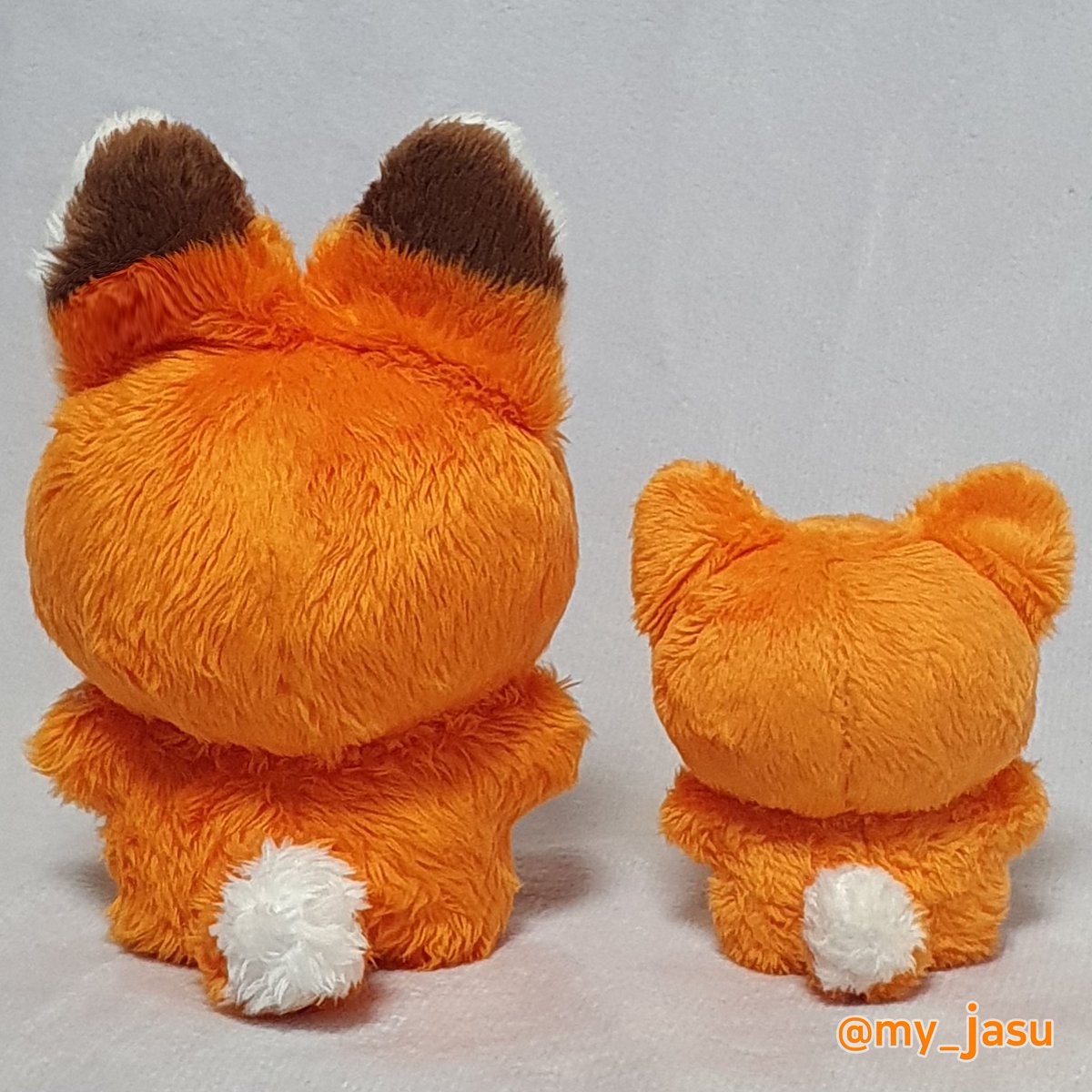 10cm인형 제작 커미션
1개부터 주문가능합니다! 😊 

주문안내: m.blog.naver.com/my_jasu/223087…
( 기존 주문 안내 페이지에 오류가 있습니다. 혼란을 드려 죄송합니다.🥲 
위에 링크 또는 바이오 링크로 접속 부탁드립니다.🥹)
귀포함 총길이 약 7~8cm, 귀빼고 머리+몸은 약 6cm 정도의 여우 인형입니다.