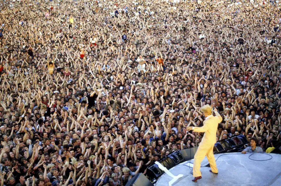 In 1983, David Bowie got this crowd in Milton Keynes ...and he only has one O-level. We've got 18 GCSEs between us (A-E). And he didn't give everyone in that crowd FIVE free drinks either. So we expect similar numbers at @lsqtheatre on Sat 20th April. leicestersquaretheatre.com/show/the-think…