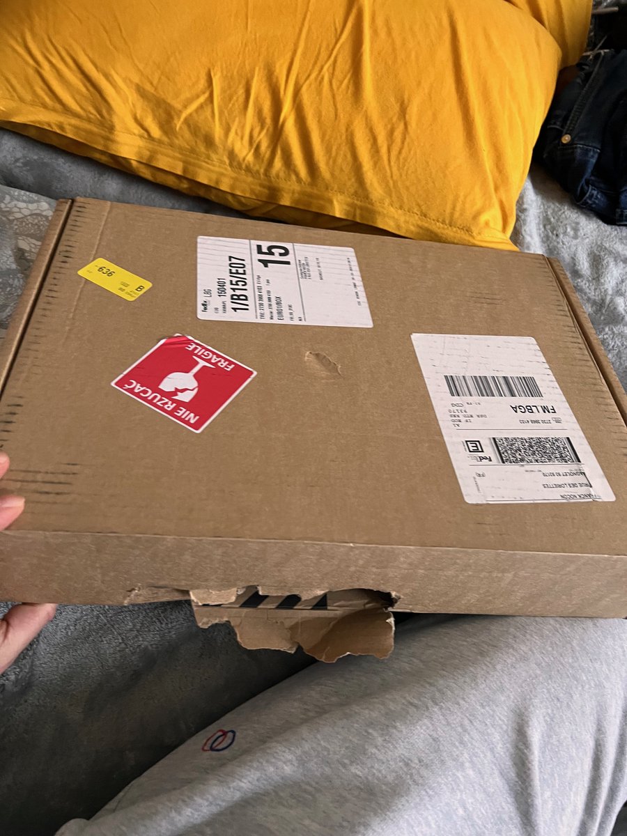 Efene's tweet photo. @FedExEurope  transfère la distribution a des tiers,  le livreur  n'a pas voulu me livrer à ma porte, m'a tendu mon colis et est parti sans que je signe le reçu, de + le colis a été ouvert certainement pour pouvoir voler ce qu'il y avait dedans, l'ordinateur était bien emballé. https://t.co/RKWf5SgIYv