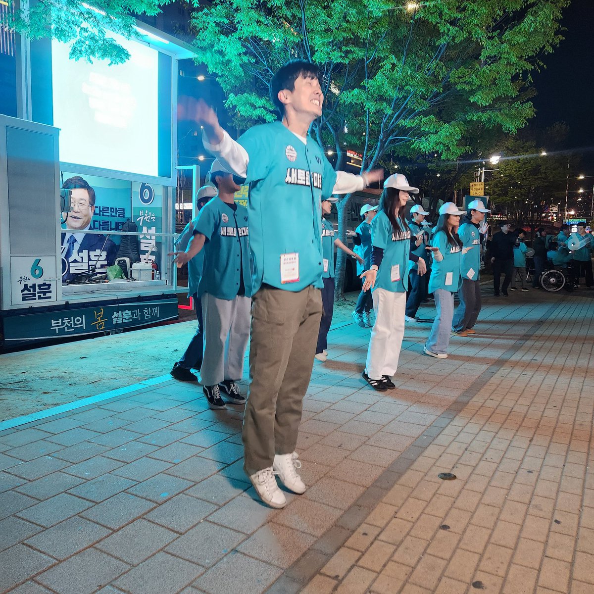 빗자루들고 청소라도 하겠다고  자발적으로 들어오신 최재영님에게 진심으로 박수쳐드리고 싶다.  없었으면 어쩔뻔~ 😍🫶
너무 멋진 청년 그리고 사랑스러운 로운이들 너무 고마워요👍
고생많았습니다.👏👏👏👏👏👏👏👏👏👏👏👏👏