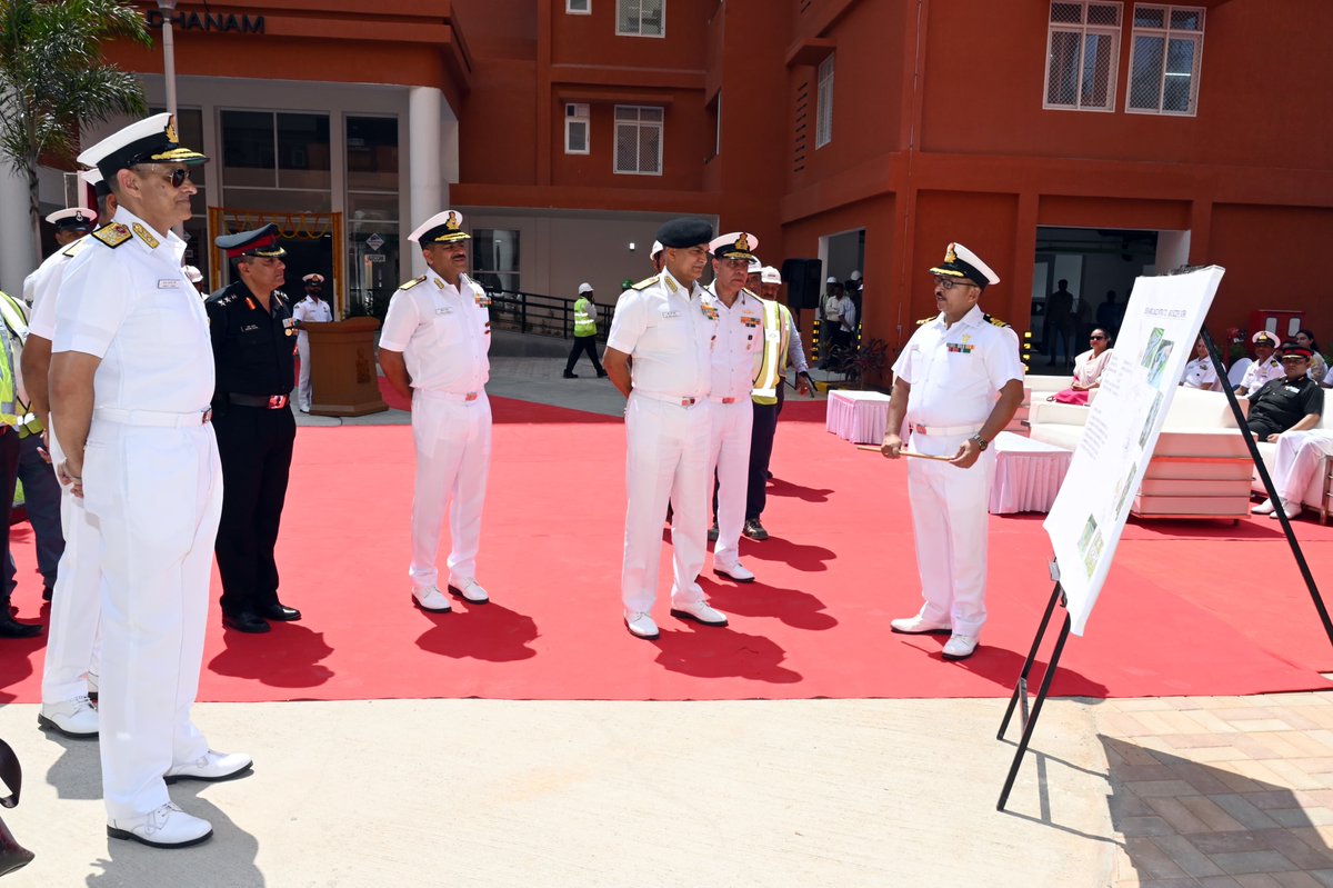 #CNS Adm R Hari Kumar today inaugurated new Pier & Residential Accommodations at Naval Base Karwar, marking a milestone in naval infrastructure. Joined by esteemed naval officials, the event signifies continued advancement and strategic preparedness. More:pib.gov.in/PressReleasePa…