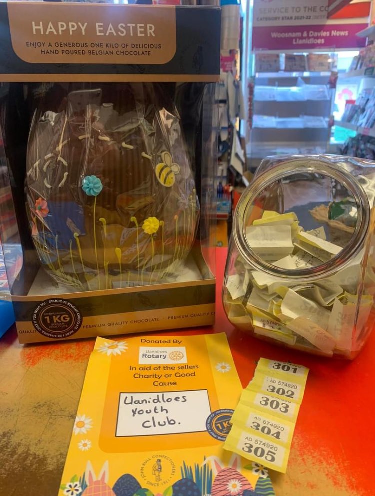 How lovely … Betty the winner is regifting her raffle prize onto #Llanidloes Hospital.
Easter egg donated by @RotaryGBI @Rotary for us to raffle in aid of #LlanidloesYouthClub 
#Woosnam #Llanidloes #Charity #SharingIsCaring #LlanidloesHospital #communitymatters #RotaryClub