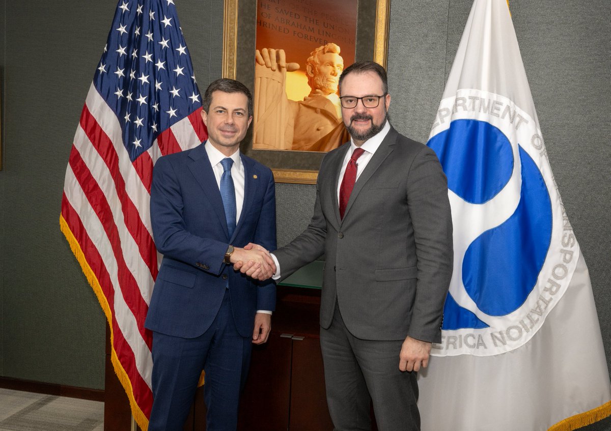 Excellent meeting with 🇺🇸 Secretary of Transportation @PeteButtigieg. The $1.2bn bipartisan Infrastructure Law, implemented under Secretary Buttigieg, is transformational for America's economy and transport infrastructure. It serves as an inspirational model for Europe to emulate