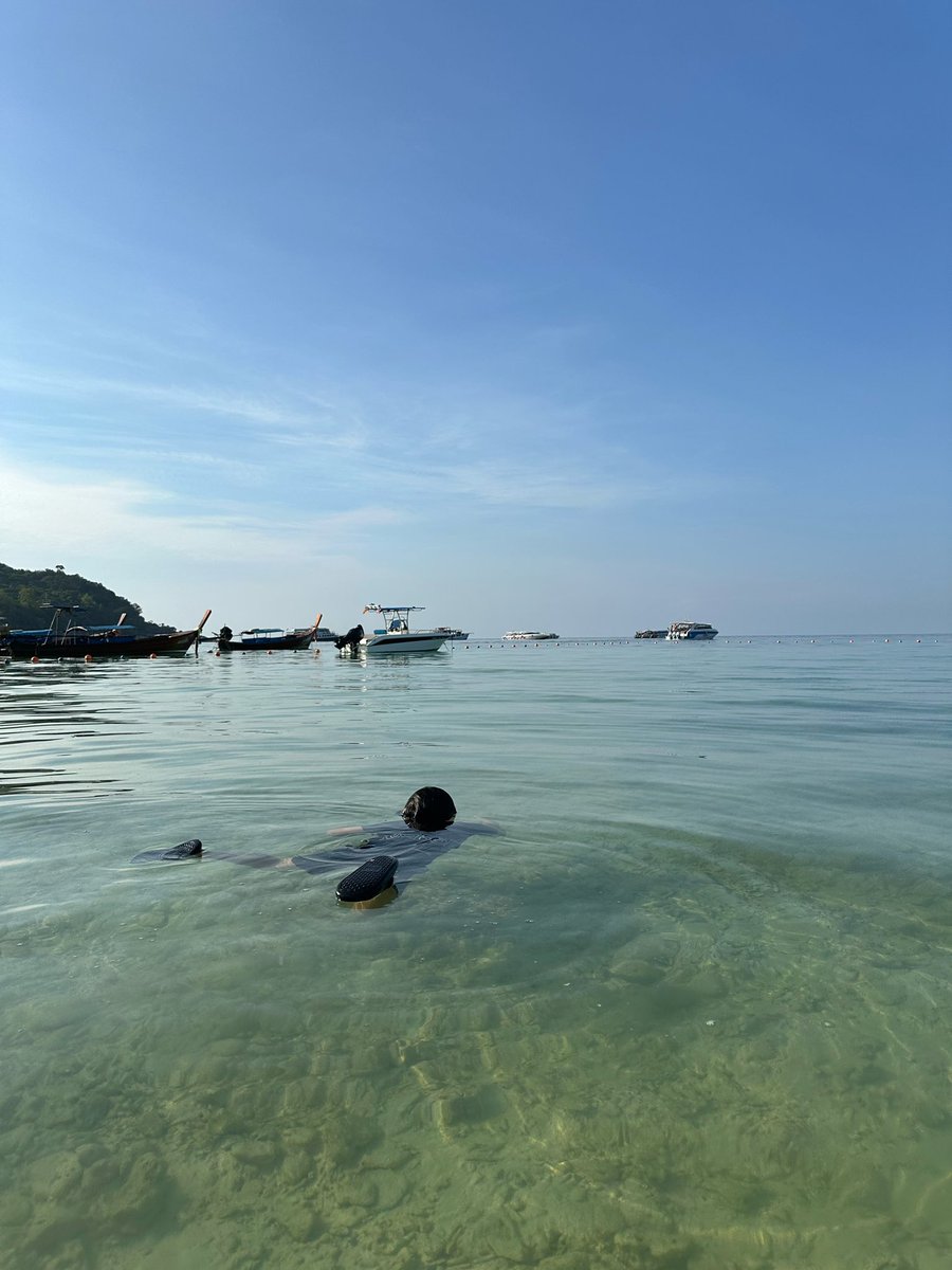 リペ島めっちゃ人多い🤣🏝️🇹🇭もっと人がいない感じをイメージしていたけど、水は想像よりも綺麗で幸せです❤️❤️

#春休み #海外旅行 #termbreak #タイ
youtube.com/@rena.ryu_gaku…