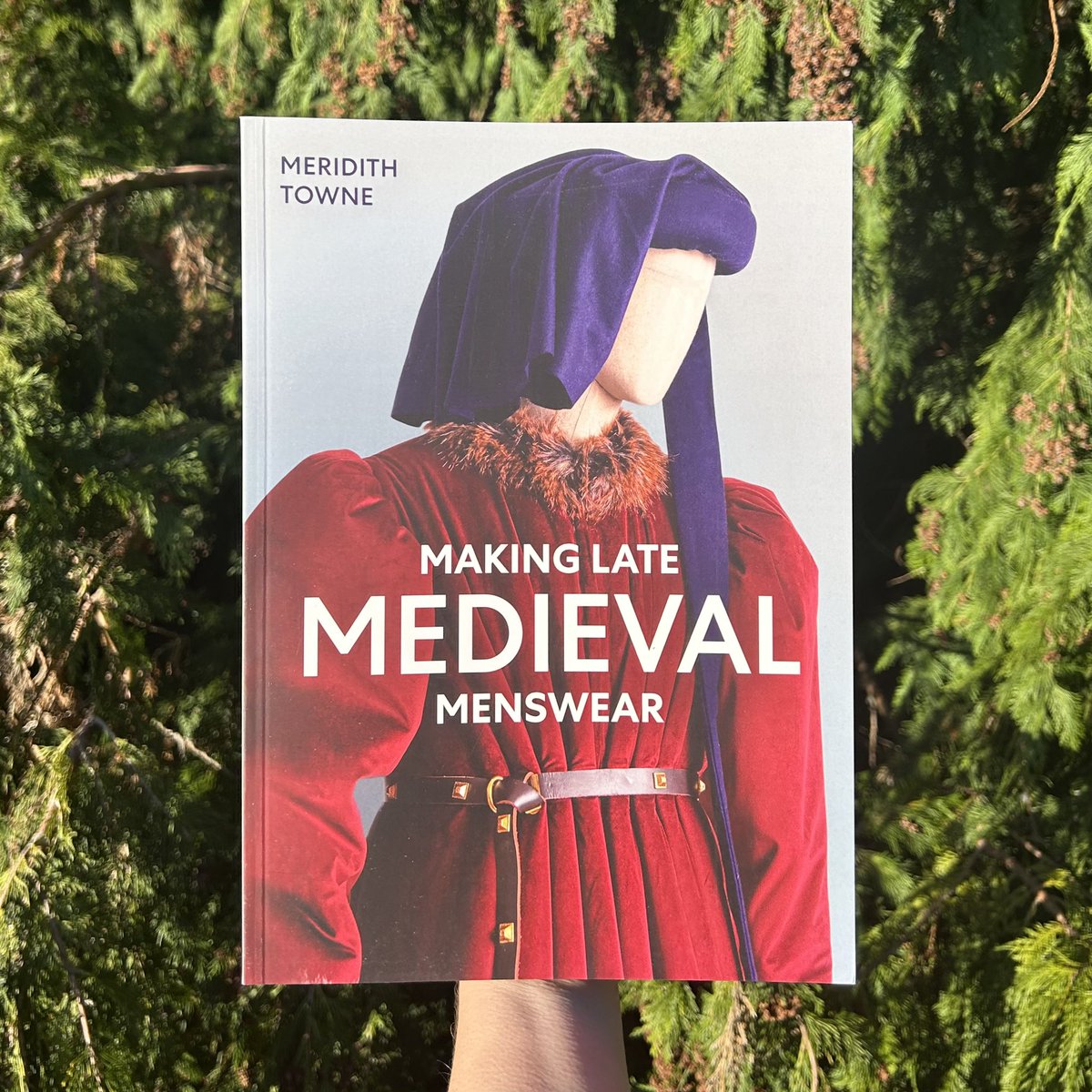 Introducing Making Late Medieval Menswear by Meridith Towne. 🏰

This practical book highlights the key garments essential for late medieval men as seen in pictorial, archaeological and written sources. 

#crowood #thecrowoodpress #medievalclothing #medievalmenswear