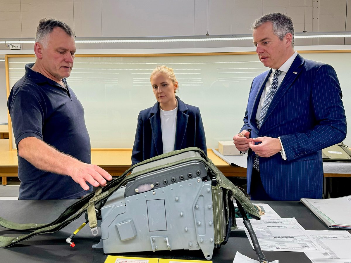 Lebensrettende Systeme für den EUROFIGHTER
Am vergangenen Donnerstag besuchte Staatssekretärin Julia Carstens das AUTOFLUG Werk in Rellingen. Gemeinsam mit dem Geschäftsführer Martin Kroell wurde bei einer Werksbesichtigung besonders das Thema EUROFIGHTER intensiv besprochen.