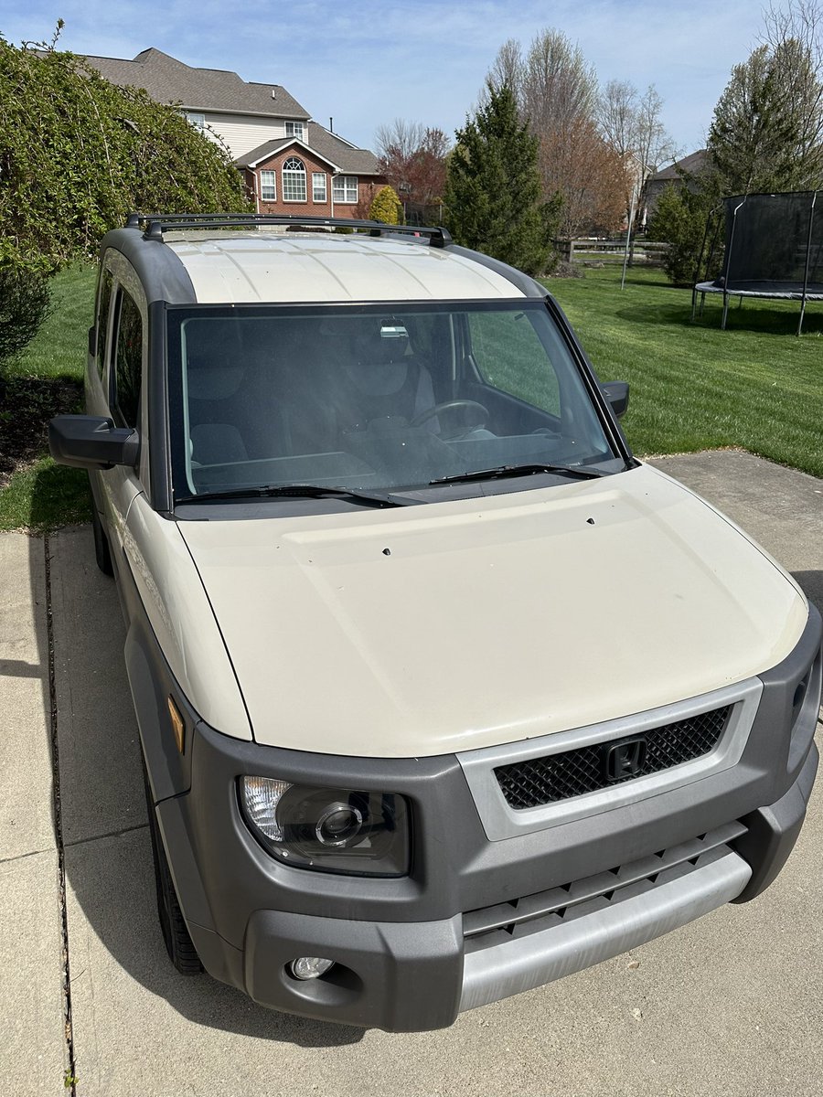 EricTheCarGuy's tweet image. The Element before the eclipse and after. Somehow the roof rack went missing 🤷‍♂️ Going to see if this helps fuel economy. #etcgwatson #hondaelement #roofrack #eclipse #ericthecarguy