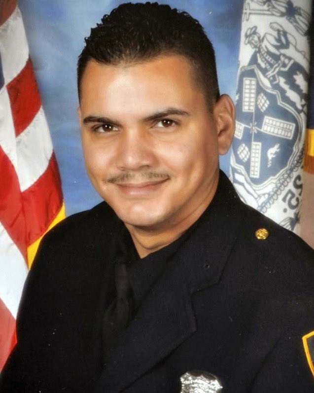 Remember our @NYPDPSA1 brother P.O. Dennis Guerra, who sacrificed his life on this day in 2014 while attempting to rescue New Yorkers from a burning building. He is never forgotten. #FidelisAdMortem
