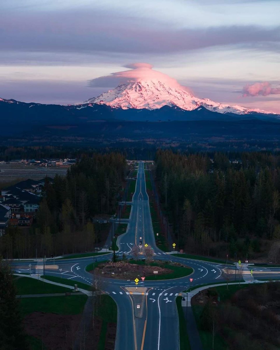 Seattle 🇺🇲

📸 @corbin_schaffer

#conexaoamerica #washington
#mountainmonday #mtrainier #seattle #seattlephotographer #mountrainier #igers_seattle