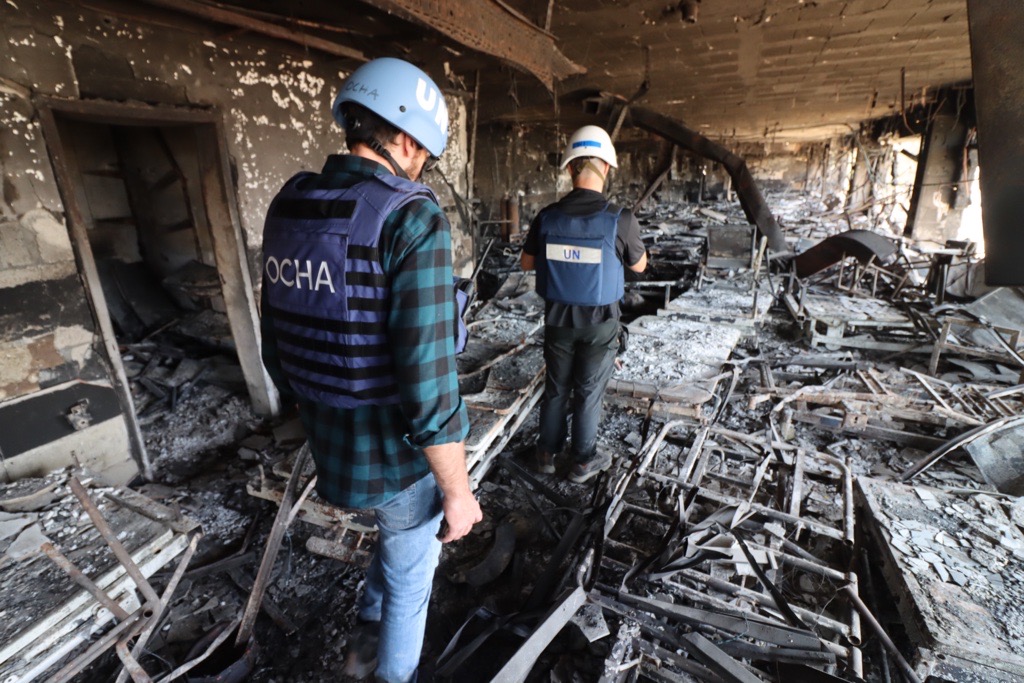 ❌ Unités de soins gravement endommagées ❌Lits réduits en cendres ❌Incubateurs, oxygène, équipements détruits ❌ Corps en décomposition Face à l'ampleur des dégâts, l'hôpital Al Shifa à #Gaza, n'est plus du tout fonctionnel. Plus 👇reliefweb.int/report/occupie…