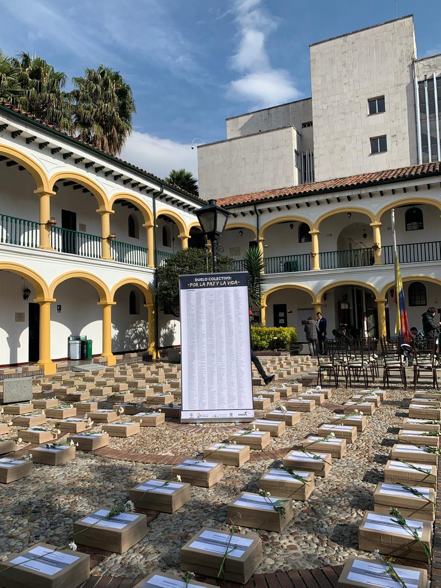 Hoy el @ConcejoDeBogota rinde homenaje a las líderesas y líderes y ex-combatientes asesinados desde la firma del Acuerdo de Paz.Hoy día de conmemoración de las víctimas co-dividimos este dolor con sus familias y con Colombia entera @DefendamosPaz