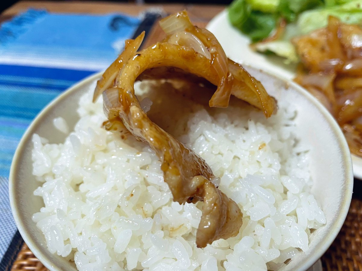 When I wanna eat something juicy meaty and perfect for rice, I usually cook Japanese-style pork ginger(#豚の生姜焼き ) like this!
The pork covered with soy based ginger sauce turns me into a rice eater tonight as well😋
#cookingathome 
#おうちごはん 
#twinglish 
#Twitter家庭料理