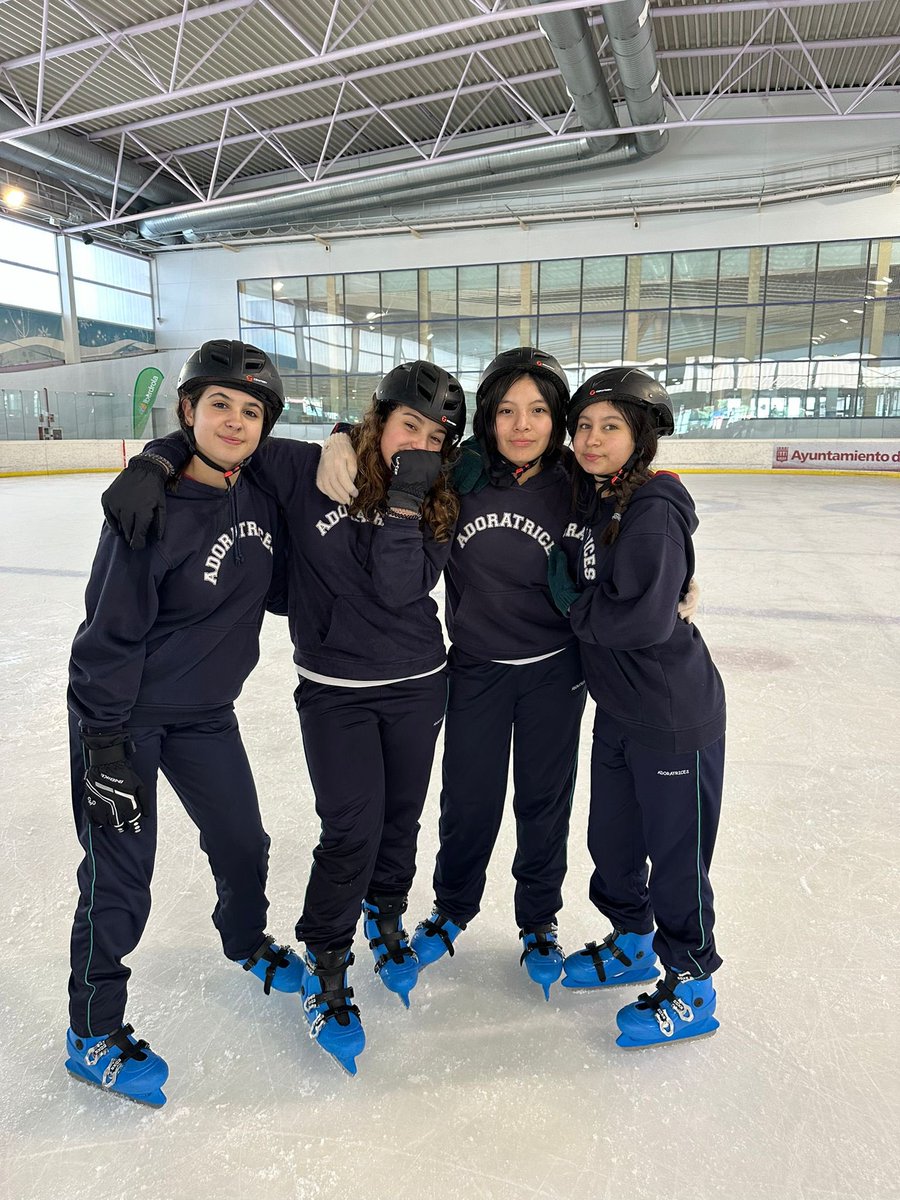 Los alumnos de 1º Ed. Secundaria disfrutaron mucho participando en la campaña de patinaje sobre hielo ❄️⛸️
#colegio #adoratrices #logroño #larioja #educacionsecundaria #patinajesobrehielo #campañaescolar
