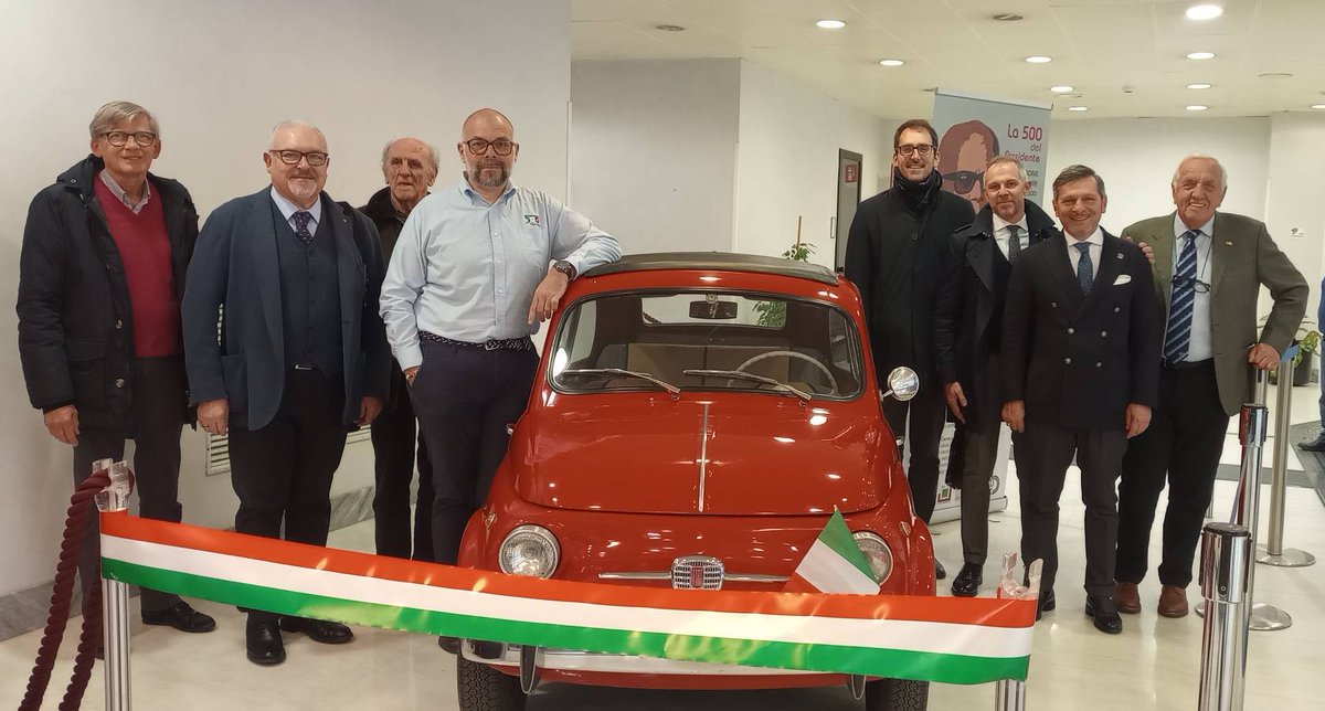In diretta dal Consiglio Regionale della Liguria, la cerimonia di presentazione dell'esposizione straordinaria della Fiat 500 appartenuta al Presidente della Repubblica Sandro Pertini.
#fiat500clubitalia
