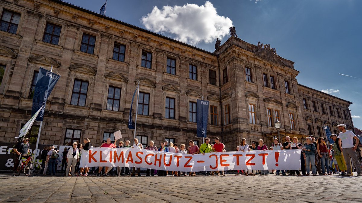 Wegweisendes Klimaurteil: Eine Gruppe Schweizer Seniorinnen klagte gegen ihre Regierung, weil diese nicht genug gegen den #Klimawandel tun würde. Der Europäische Gerichtshof gab ihnen nun recht und verurteile die #Schweiz wegen Verletzung der #Menschenrechtskonventionen.