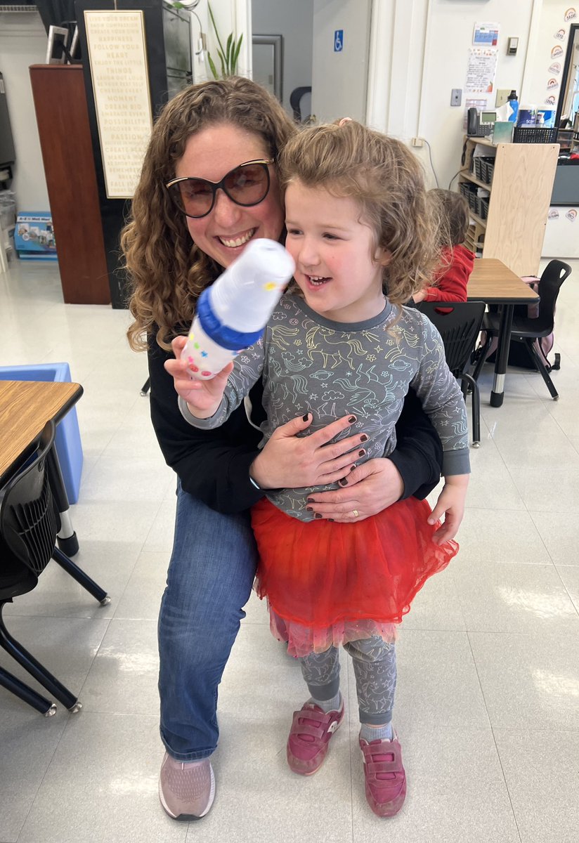 Big thank you to this cutie and her mommy for teaching us all about Purim and helping us make a special noise maker craft! #PMPeeches <a href="/Dr_BethHoffman/">Beth Hoffman</a>