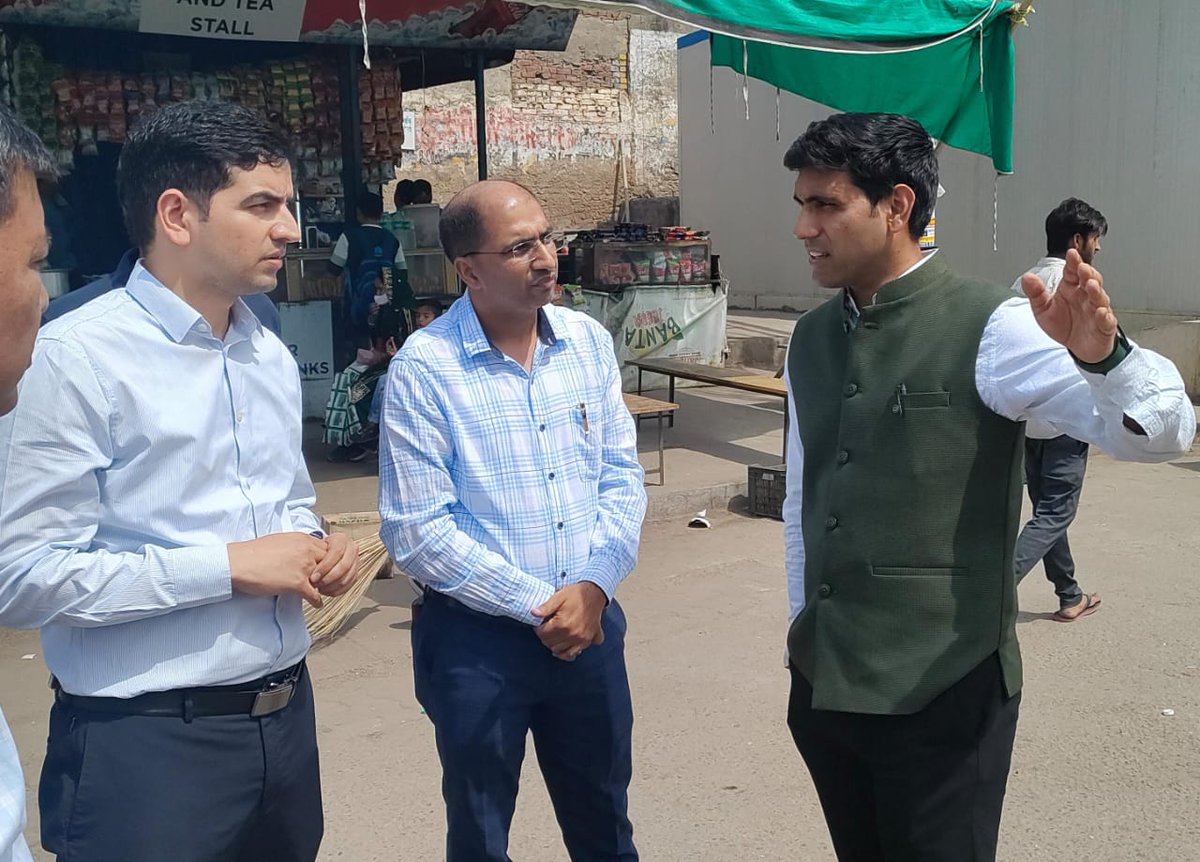 DC_Gurugram's tweet photo. जिला के नागरिकों सहित गुरूग्राम बस अड्डे पर आने वाले यात्रियों को बेहतर सुविधाएं मिल सकें। इसी उद्देश्य के साथ उपायुक्त श्री निशांत कुमार यादव ने आज गुरूग्राम बस अड्डे का दौरा कर वहां पुराने भवन को तोड़ने की कार्य प्रगति का जायजा लिया व बस अड्डे के जीर्णोद्धार को लेकर संबंधित अधिकारियों को आवश्यक दिशा निर्देश दिए।

#निरीक्षण #गुरुग्राम #बसअड्डा #सुविधा #परिवहन #नगरिकसुविधा #सार्वजनिकपरिवहन #गुरुग्राम #हरियाणा