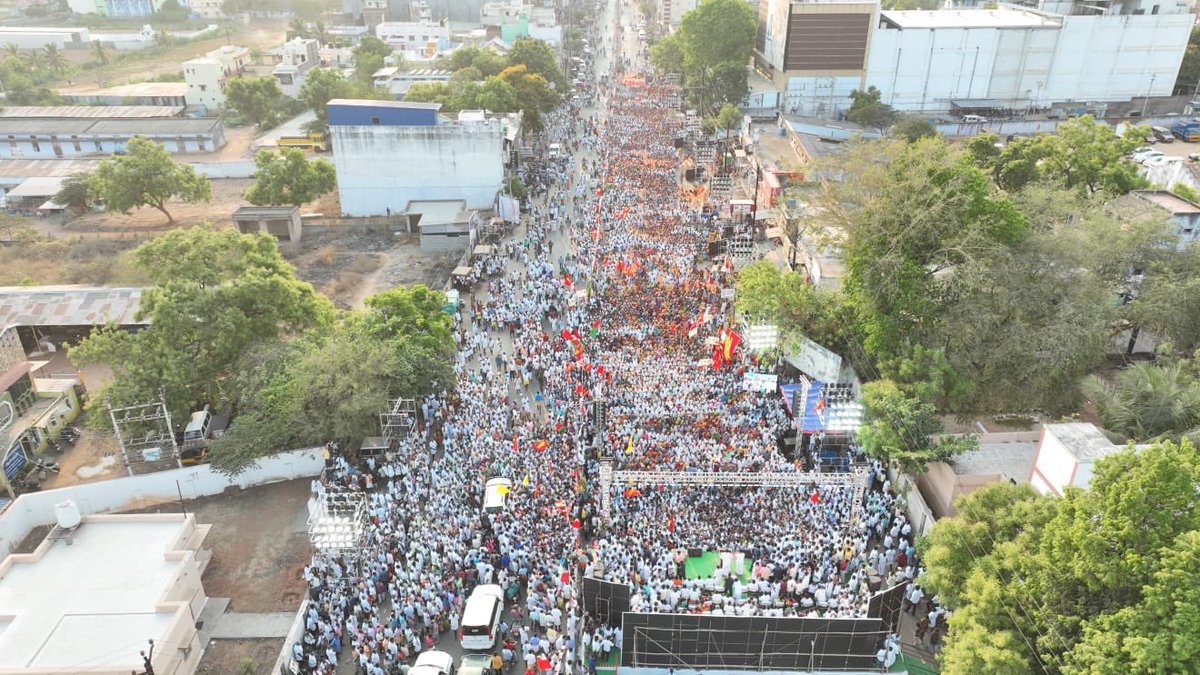 தென் தமிழ்நாட்டில் அதிமுக செல்வாக்கு குறித்து சித்தரிக்கப்பட்ட போலி பிம்பங்கள் தொடர்ந்து உடைக்கபடுவது போல தேனியின் மக்கள் வெள்ளமும் மீண்டும் அடித்து நொறுக்கியது! எட்டுத்திசையிலும் எடப்பாடியாரின் குரலாக #ஒற்றைவிரலால்_ஓங்கிஅடிப்போம் என்று ஆர்ப்பரிக்கும் மக்கள்! தென் தமிழ்நாடு…