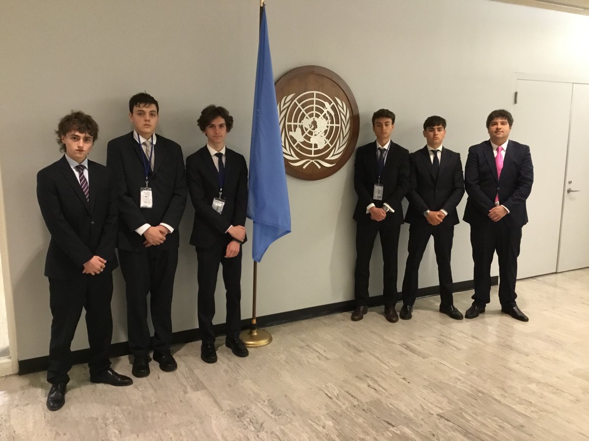 🎉 ¡Orgullosos de nuestros estudiantes que brillaron en el CWMUN en la ONU, NYC! Representaron a Brasil, Malasia y Japón, debatiendo temas desde libertad de prensa hasta derechos de inmigrantes. Su éxito nos inspira. ¡Bienvenidos a casa! 🌍✨ #OrgulloEscolar #DebateInternacional