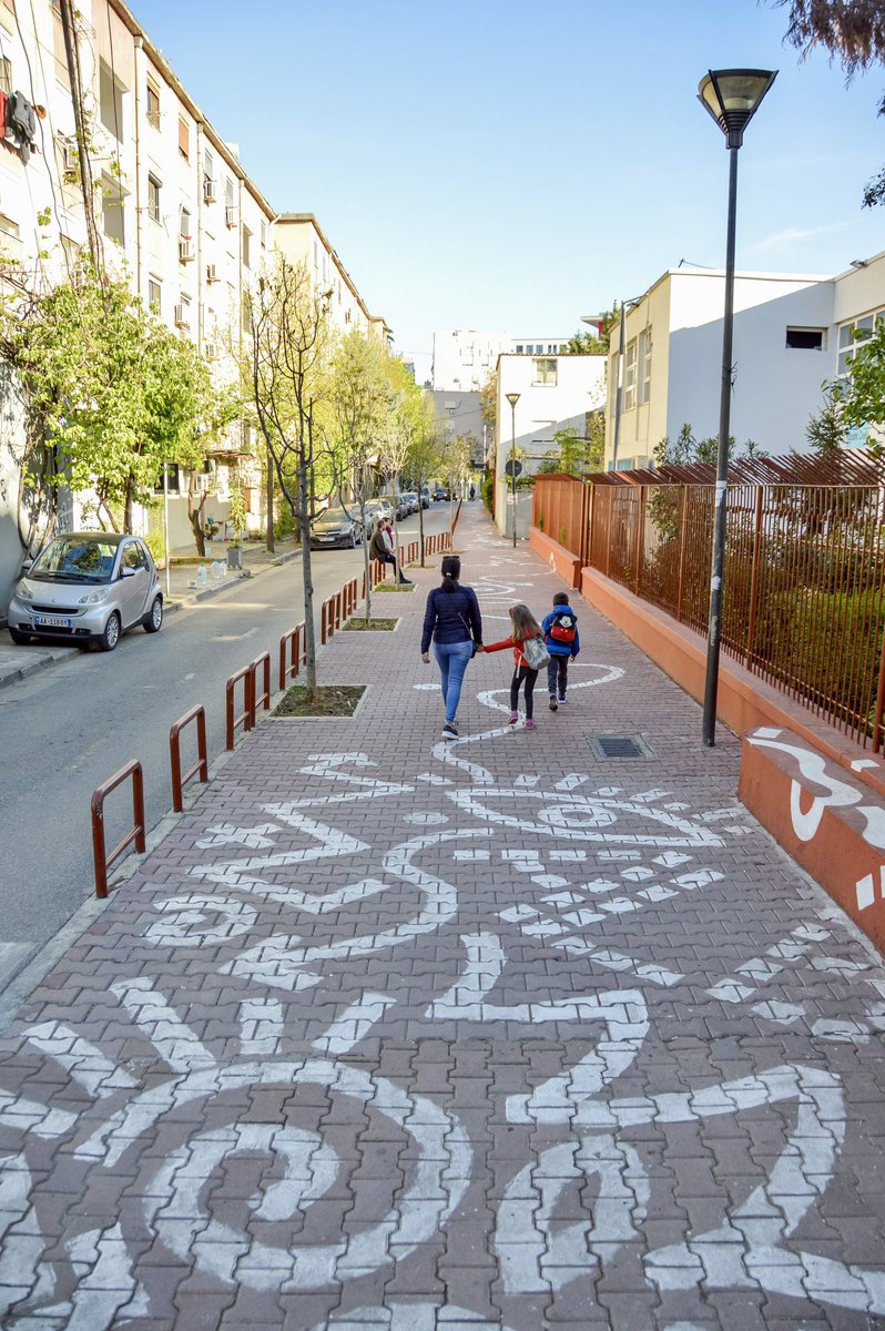 Dokular, binalar, kaldırıma park etmeler vs. açısından bize çok benzeyen Tirana🇦🇱'dan bir foto. Bir okulun önündeki sokağın geniş kaldırımı. Bu kadar basit. 📷@modacitylife