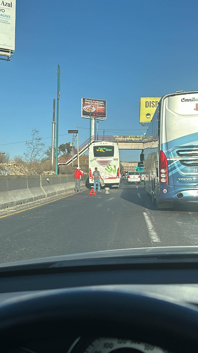 zonaceroedomex's tweet photo. #ZCN | La autopista México-Querétaro registra tráfico en dirección sur por un autobús descompuesto a la altura de Perinorte. Tomen precauciones. https://t.co/a2sWS3ja0V