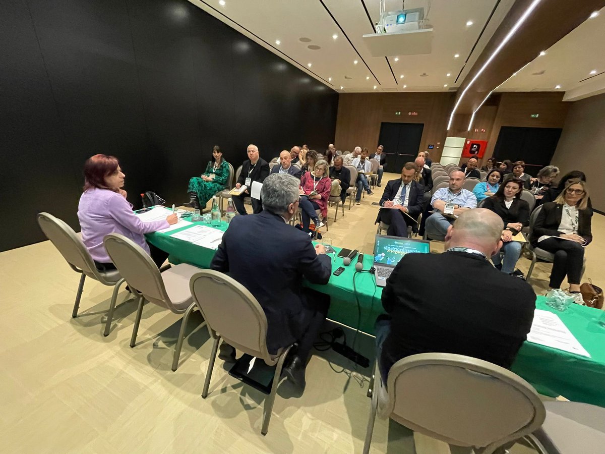 #9aprile Il #ComitatoEsecutivo #FisascatCisl riunito per adempimenti statutari e analisi dello scenario internazionale, economico, sociale e contrattuale. Apre i lavori l'intervento introduttivo del segretario generale <a href="/davide_guarini/">Davide Guarini</a>. 

A seguire la disamina dei componenti la