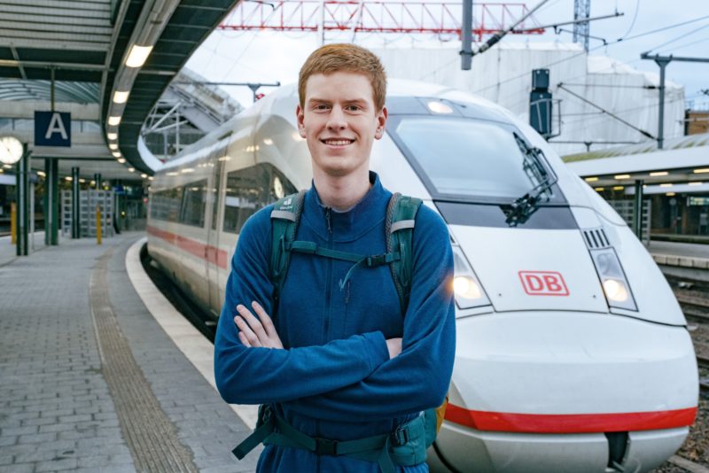 blackflagcrz's tweet photo. 電車で暮らす17歳

ドイツの17歳ラッセ・ストーリーさんはドイツ鉄道の最上級高速列車ICE（イーツェーエー）で1年半生活を続ける
バーンカード100っていう年間フリーパスの最上位のやつを青少年向けの割引使って5,888ユーロで購入
毎日1000km近く移動しながらフリーのプログラマーとして仕事してる https://t.co/b1hr3TDmfc
