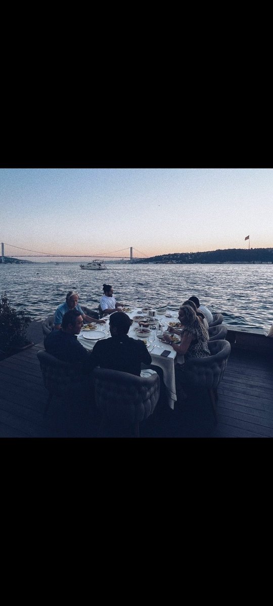 Galatasaray Adası kurşunlandığında Ada’dan poz verenler, 14 yaşındaki kıza 10 kişi saldırıp pankart alanlar Galatasaray’a sallıyorsa doğru yoldayız demektir. Tam gaz devam.