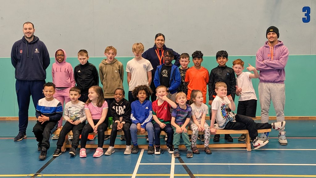 🏏⚽ Wonderful to team up with @Grassroot_Comm & @HWCPsymes who provided lunch on our community sports day at @MerchantsAc Spreading #wicketz to more young people in #hartcliffe #withywood and engage with regular sport.