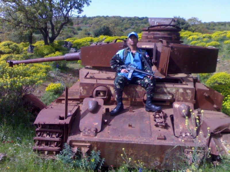 🇵🇭ゴラン高原に放置されたIV号戦車の上に座るUNDOFのフィリピン軍兵士 (2009)
※写真のIV号戦車は6日間戦争で撃破されたシリア軍のもの