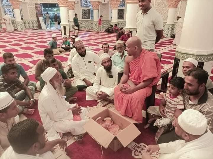 zahranc's tweet photo. A Buddhist monk serves refreshments to the devotees attended at Kattankudy Masjid Al-Aqsa (mosque) for mid night prayer “Qiyam-ul-layl” during the holy month of #Ramadan https://t.co/ilQxcByJpj