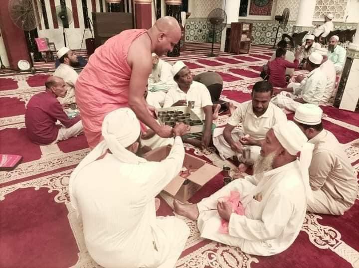 zahranc's tweet photo. A Buddhist monk serves refreshments to the devotees attended at Kattankudy Masjid Al-Aqsa (mosque) for mid night prayer “Qiyam-ul-layl” during the holy month of #Ramadan https://t.co/ilQxcByJpj