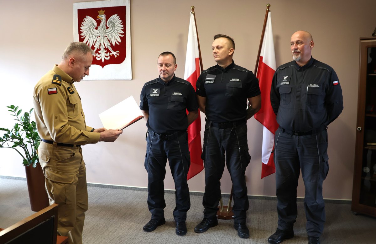 AS_Czestochowa's tweet photo. Komendant PSP w Kłobucku złożył na ręce funkcjonariuszy częstochowskiego aresztu podziękowania. Funkcjonariusze znaleźli się jako pierwsi na miejscu wypadku drogowego. Natychmiast udzielili pomocy oraz zabezpieczyli miejsca zdarzenia. 
Postawa naszych kolegów jest powodem do dumy https://t.co/LkIPVCMK1i