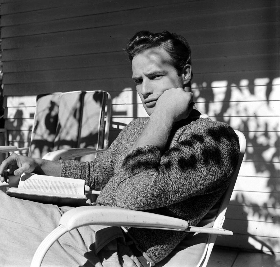Marlon Brando Brando had an enormous collection of books that was auctioned off after his death. His favorite volumes in his library included books about American Indians and volumes of Freud. #oldhollywood #vintagehollywood #vintagephotography #vintagebooks #vintagereaders