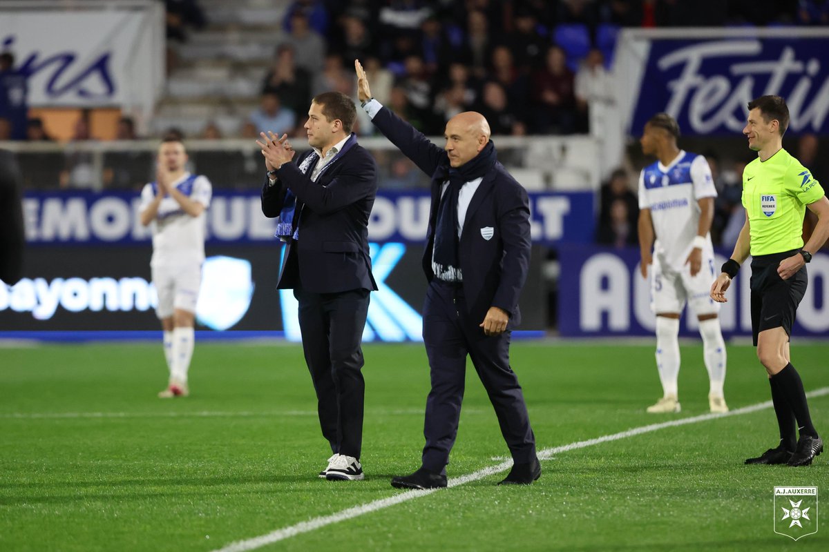 🏉 Hier soir, Antoine Gibert, demi d’ouverture, et Laurent Travers, président du @racing92, ont donné le coup d’envoi fictif de notre match 🗓️ Une petite répétition avant leurs deux rencontres de @top14rugby à l'Abbé Deschamps (11-12 mai et 1-2 juin) 🎟️ Réservation sur…