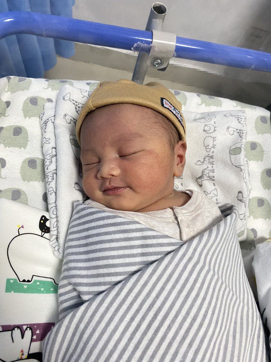 Ciee udah keluar dari perut ibu. Gacoor yaa dek