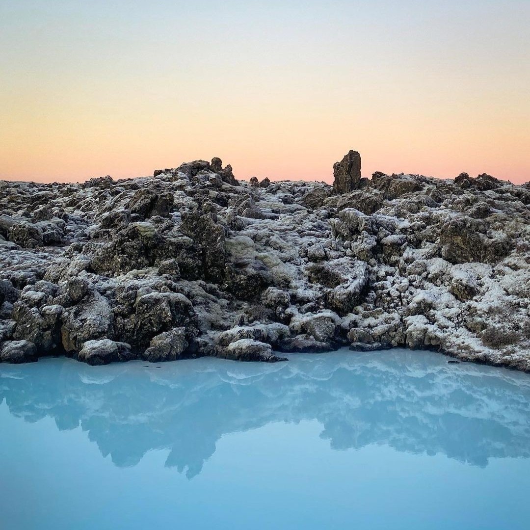 The Blue Lagoon water is simply one of a kind. Drawn to the surface through geothermal extraction wells, the water emerges enriched with silica, algae, and minerals. These are the bioactive elements that give the water its healing and nourishing abilities. 🩵 📸 @merlinartur