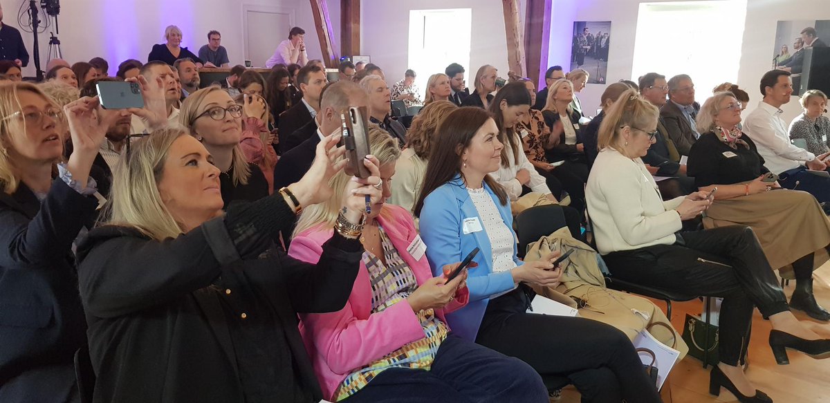 I baggrunden forskningsministeren. I forgrunden en brainstorm med debattører og publikum på, hvordan vi løser manglen på arbejdskraft i den maritime branche. Tak for en forrygende dag med konstruktive idéer og vilje til nye initiativer også på Borgen. #dkpol @ChristinaEgelun