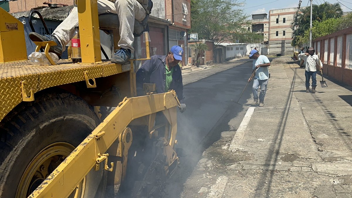 Con el asfaltado de las calles Upata B y El Pao del sector Bicentenário 1, seguimos sumando arterias viales consolidadas por el Plan de Atención Integral a la Vialidad que ha orientado el Pdte. @NicolasMaduro a través de @TransporteGobVe con apoyo del gobernador @amarcanopsuv .