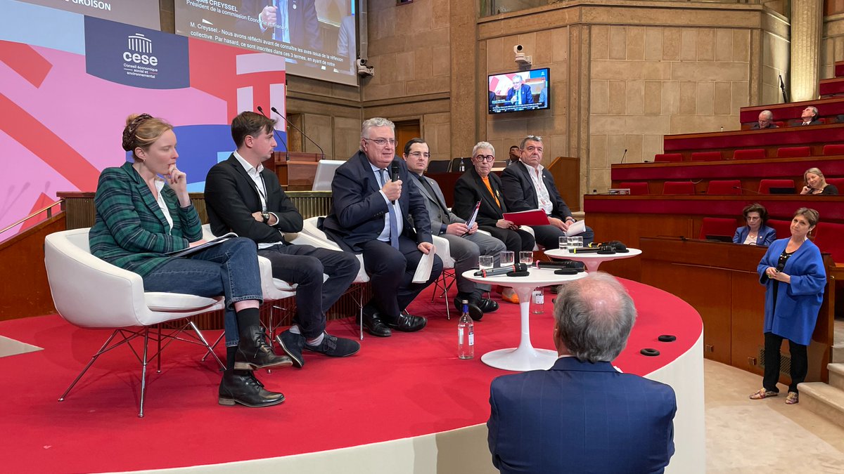 📢Plénière | Bilan de mi-mandat 2e table ronde autour des orientations stratégiques du #CESE animée par @CHASSANGUNAPL & @GroisonBerna avec C. Pajarès Y Sanchez, @JacquesCreyssel, @s_Boucherand, @agathehaml, @AlainAN13463417 & @HelnoEyriey 🔴En direct👉lecese.fr/actualites/sea…