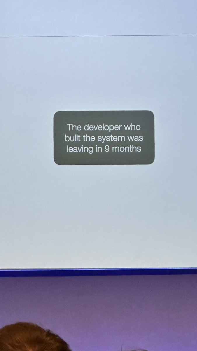 Kelset's tweet image. Leander Vanderbijl telling about his experience about modernising an healthcare codebase and talking about one of the great unspoken fragilities of software: people leaving 😶‍🌫️💨
#QConLondon