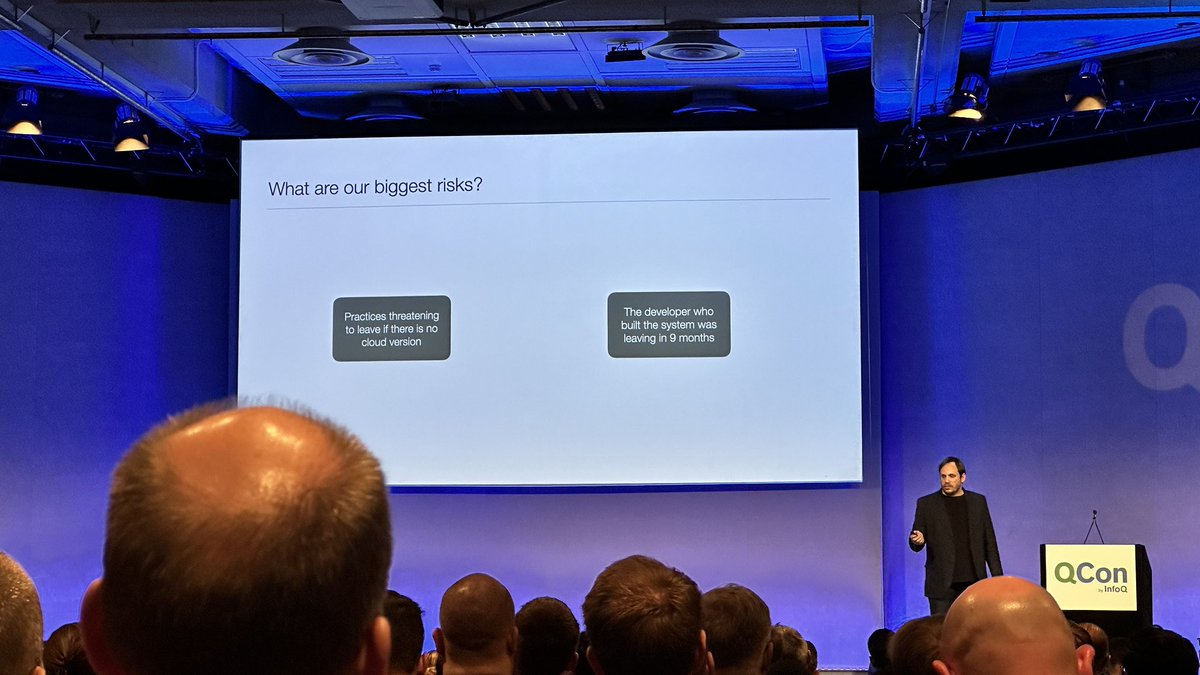 Kelset's tweet image. Leander Vanderbijl telling about his experience about modernising an healthcare codebase and talking about one of the great unspoken fragilities of software: people leaving 😶‍🌫️💨
#QConLondon