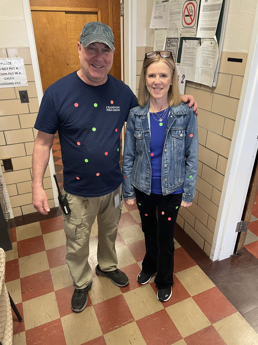 It’s #DOTDAY @peterhreynolds here at Woodridge @CranstonSchools ! Celebrating each and every one of our students’ creating their “dot” on the world! 🌎 #PBIS #homeoftheWizards 💙🧙‍♂️💛