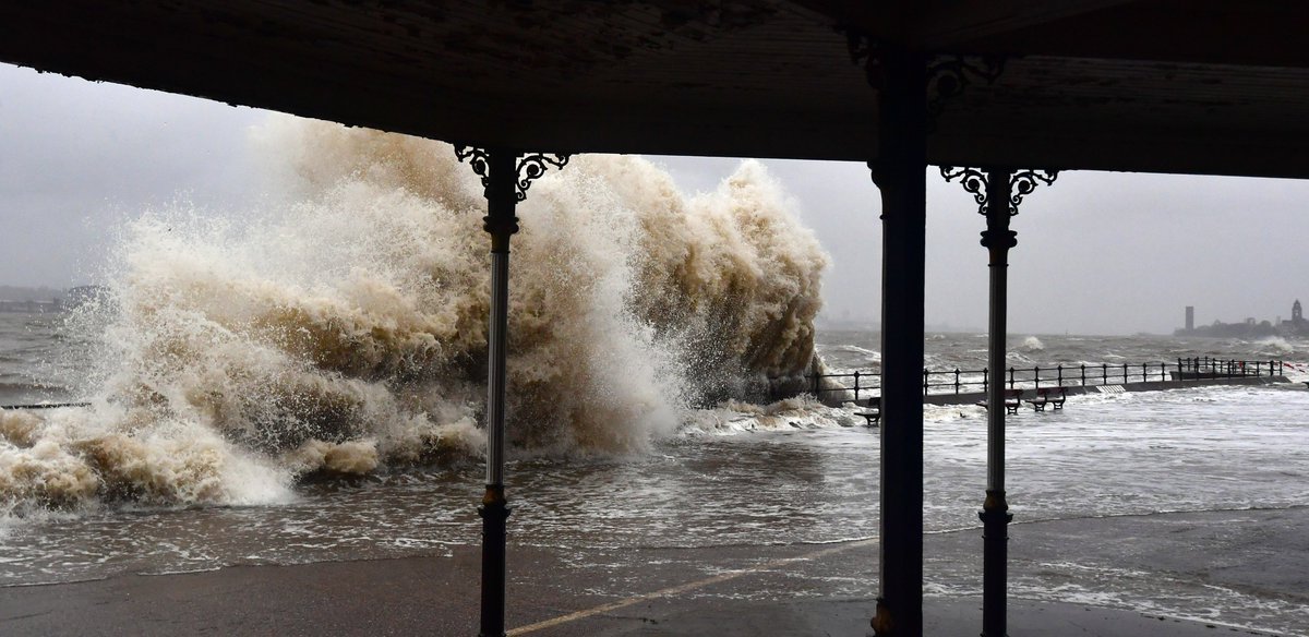 snapperlane's tweet image. High tides &amp;amp; winds batter the Mersey #Liverpool #Wirral