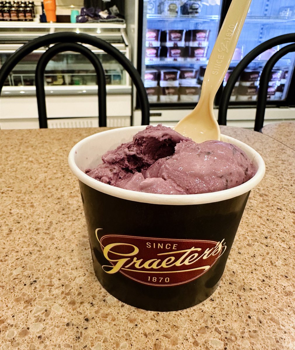 The last thing I wanted to do in Indy last night before heading back to the hotel and packing up in the morning was try Graeter’s for the first time ever. I had Black Raspberry Chip and S’mores and they were AMAZING. 😋
