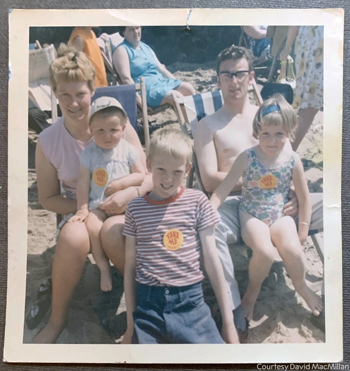 'My brother was the first person I ever knew who went to uni...' Read our interview with 2021 laureate David MacMillan, @dmac68, shown here as a baby with his family (he is seated in his mother's lap): bit.ly/3qgiSOk